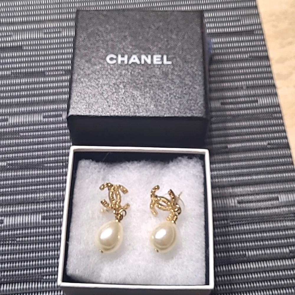 Authentic Chanel paris earrings.Boucles Oreille. MADE IN FRANCE.08A. Vintage